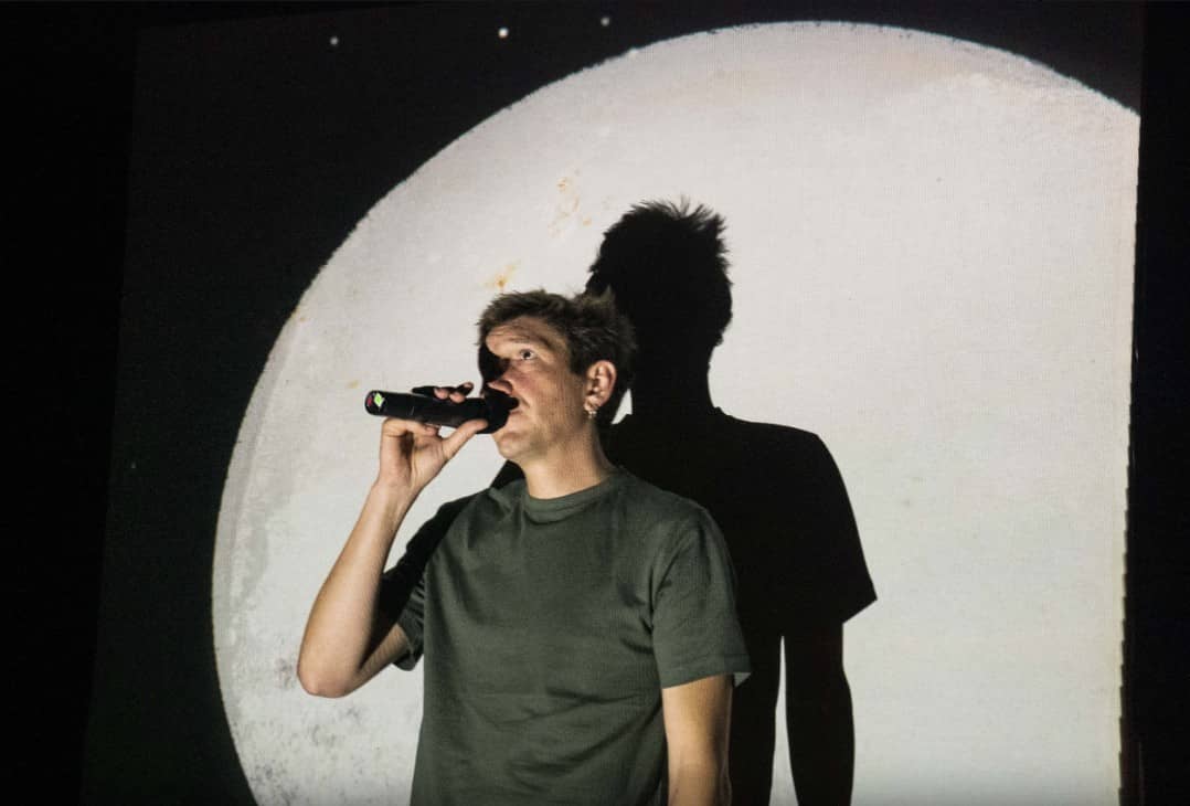 Le méchant, très méchant roi et la tour d’ivoire en plastique – Tiou