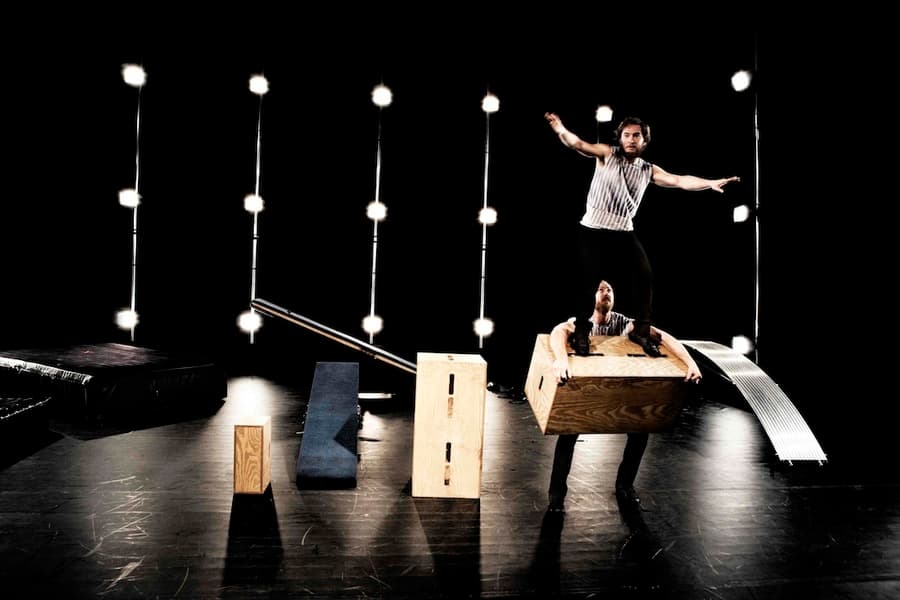''Attached'', par la Compagnie Magmanus