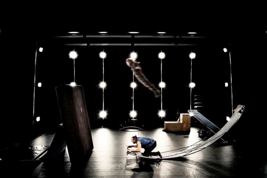''Attached'', par la Compagnie Magmanus