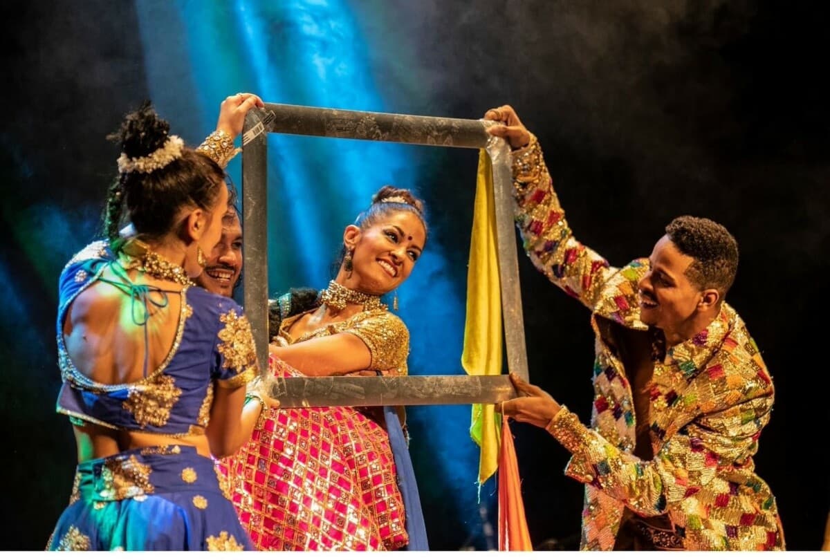 BOLLYWOOD AU RANG MAHAL par AMRAT HUSSAIN