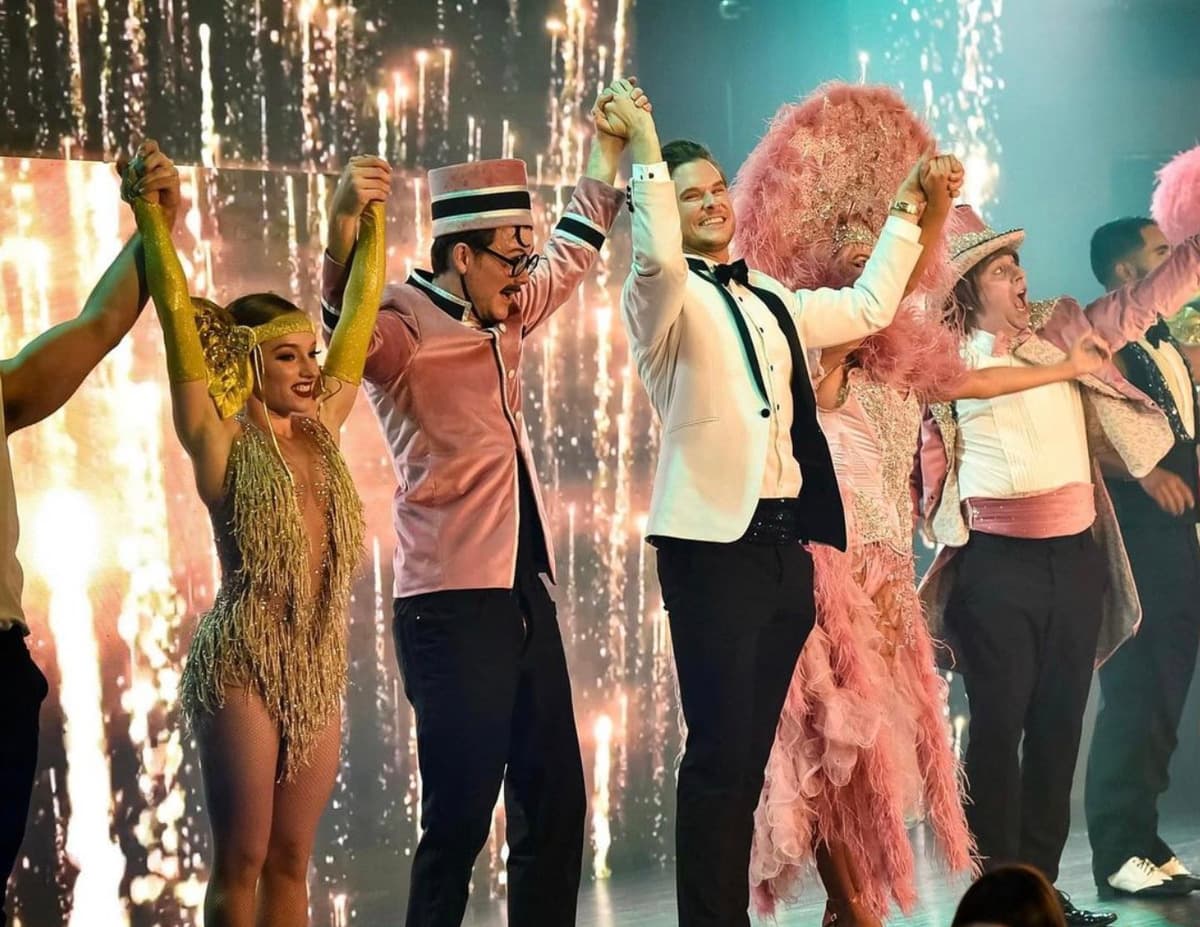 Cabaret Gatsby Hotel Room