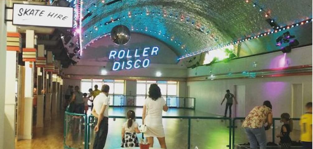 DISCO ROLLER DANCING
