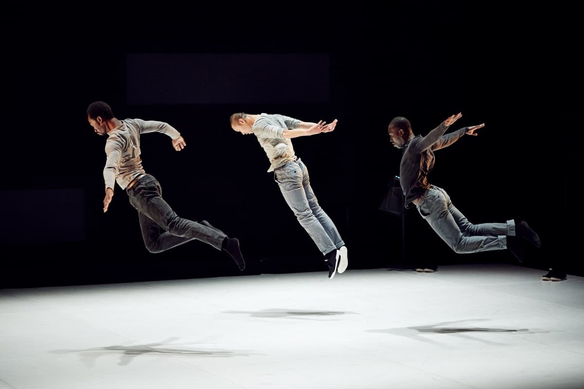 QUELQUE PART AU MILIEU DE L'INFINI