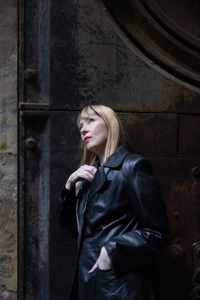 SUZANNE VEGA - Flying with angels