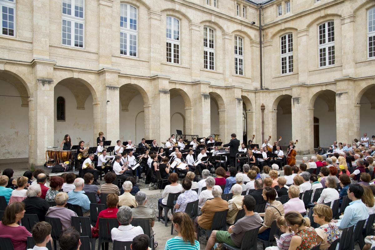 Cour Mably