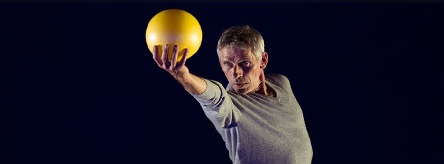 Je parle à un homme qui ne tient pas en place