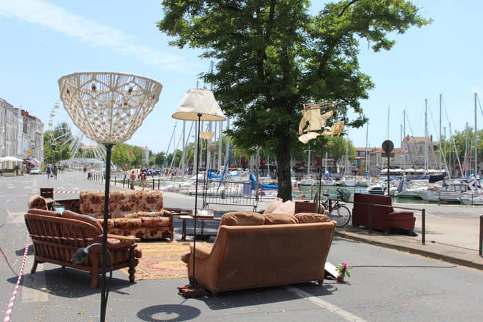 LE CIMETIÈRE ITINÉRANT DE CANAPÉS • INSTALLATION La baleine-cargo