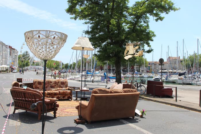 LE CIMETIÈRE ITINÉRANT DE CANAPÉS • INSTALLATION La baleine-cargo