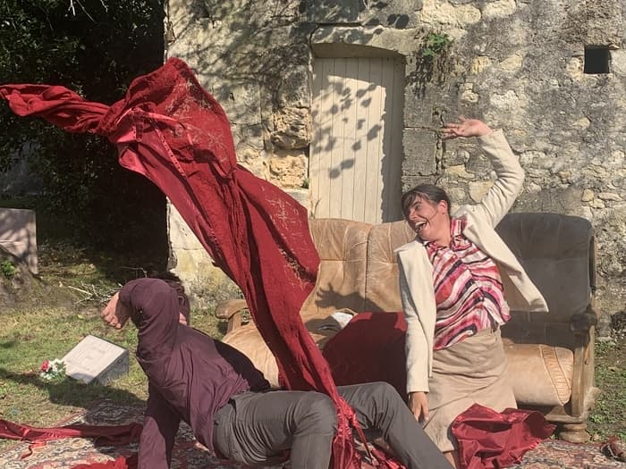 LE CIMETIÈRE ITINÉRANT DE CANAPÉS • SPECTACLE La baleine-cargo