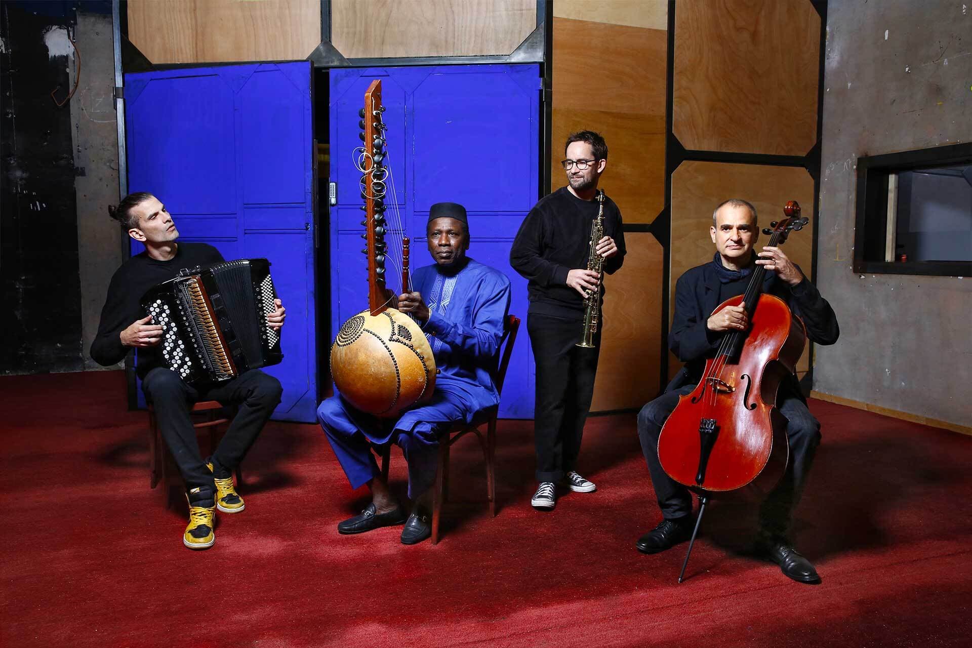 LES ÉGARÉS : BALLAKÉ SISSOKO, VINCENT SEGAL, ÉMILE PARISIEN, VINCENT PEIRANI