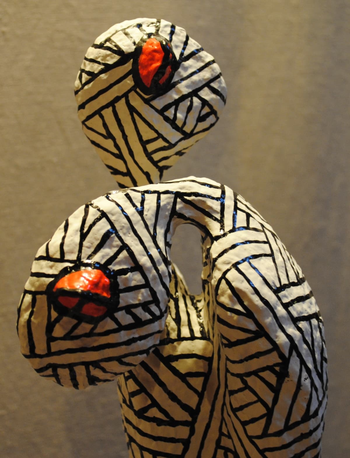 ''Noir blanc rouge'' sculptures-modelages de Vincent Avril