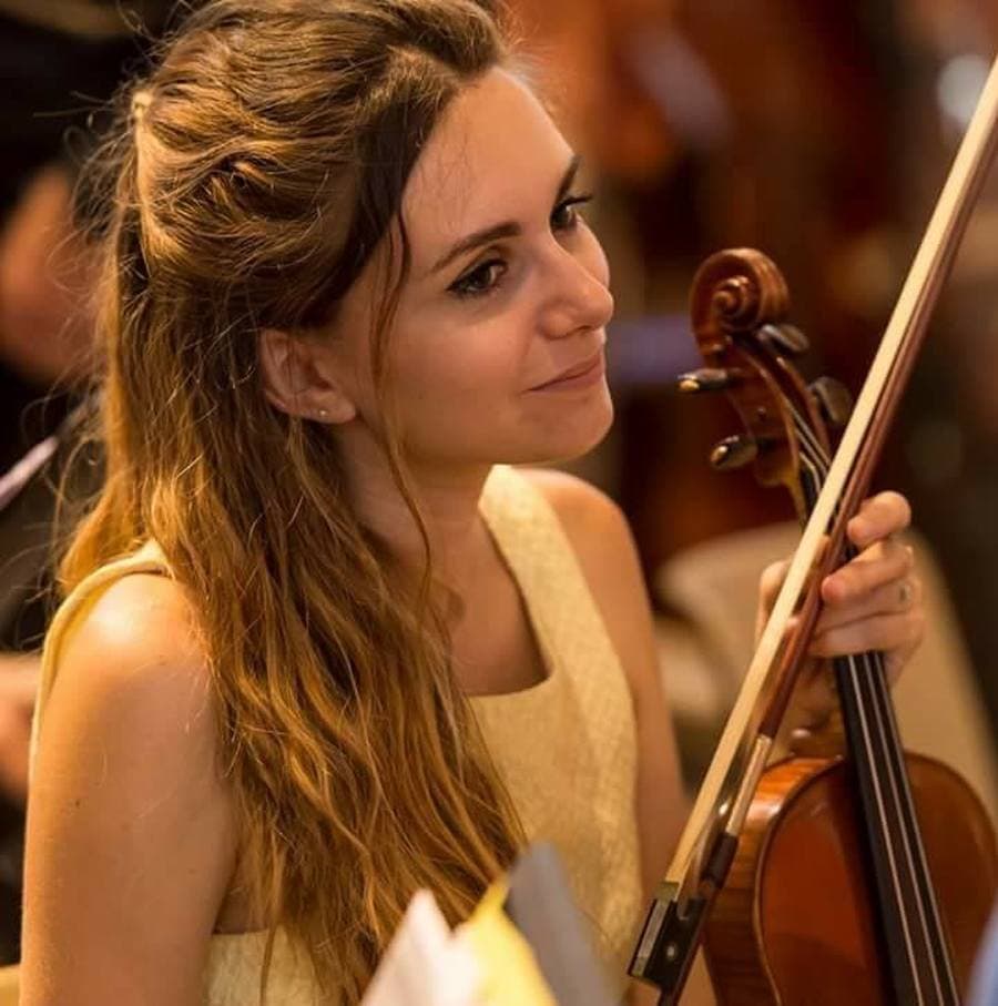 Saint Valentin : Ambre chante ''Barbara l’Amoureuse''