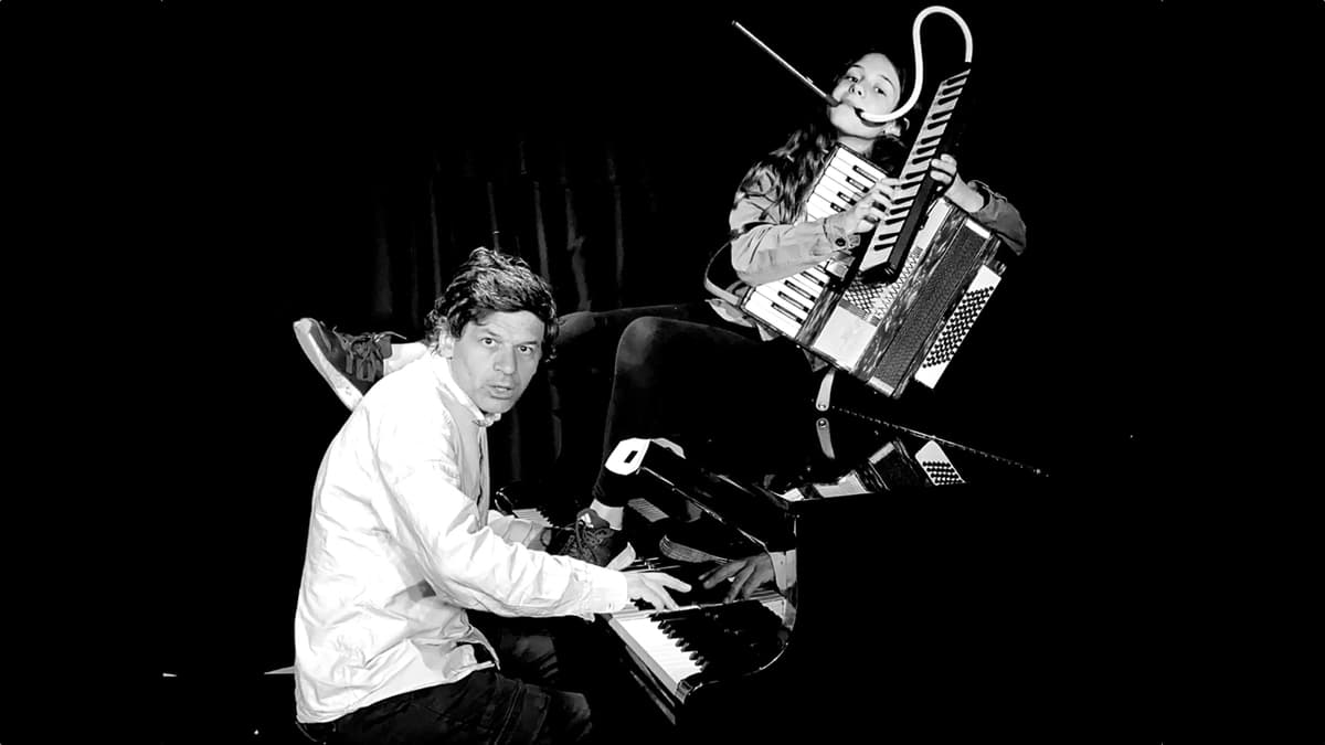 Spectacle inclassable cherche titre ! (chansons déjantées)