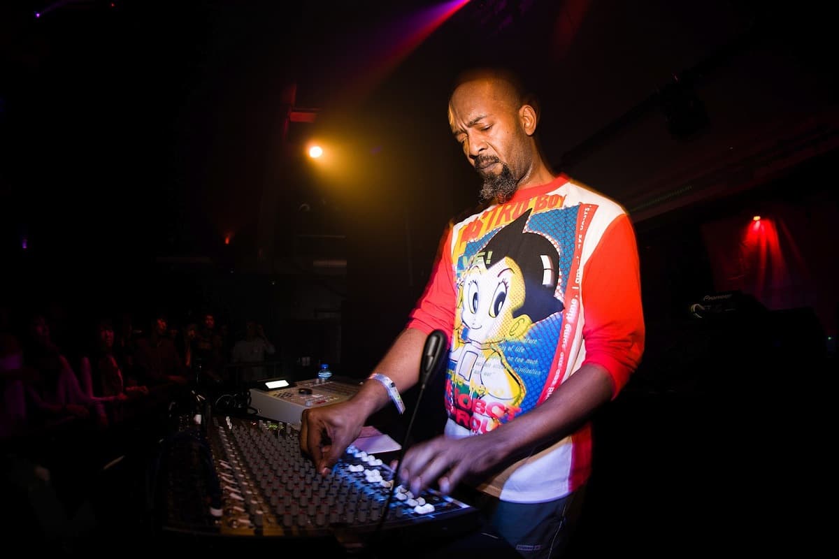 TEMPLATE 3 YEARS ANNIVERSARY w/ MR. G (LIVE), 42195 & RESSMOON
