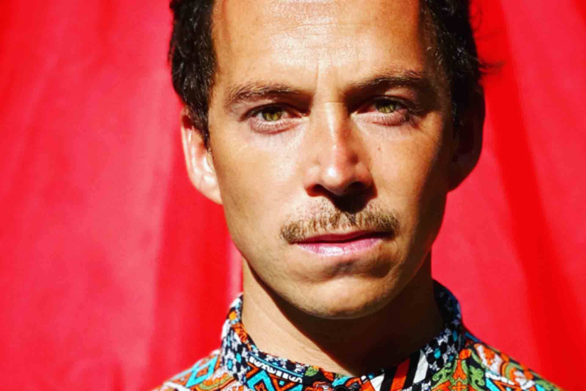 Thibault Cauvin - RACONTE ET JOUE LEO BROUWER